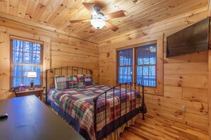 Chalet rustique, Plusieurs lits, patio, vue sur la montagne (Cozy Cabin) | 3 chambres, décor unique, ameublement unique, literie fournie