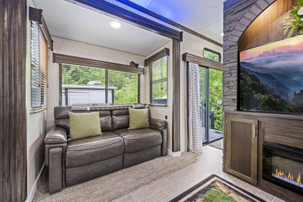 Smart TV, chimenea, tenis de mesa y libros 