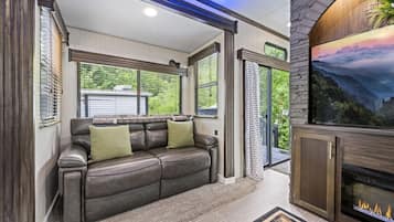 Smart TV, chimenea, tenis de mesa y libros