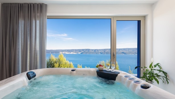 Un bain à remous avec vue sur un lac et des montagnes.