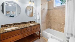 Dusj, hårføner og håndklær