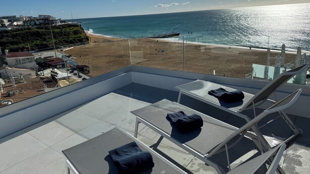 A rooftop terrace with a view of the beach and ocean. - Casa Isa, Idéalement Située Dans la Vielle Ville, Offre une Incroyable vue mer (Albufeira)