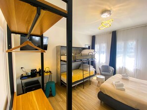 Superior Quadruple Room | 羽绒被、加厚床垫、特色装修、特色家居