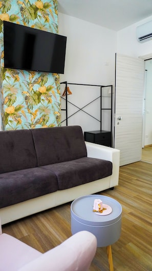 Exclusive Quadruple Room, City View | Down comforters, pillowtop beds, individually decorated - The Platform Rooms (Ferrara)