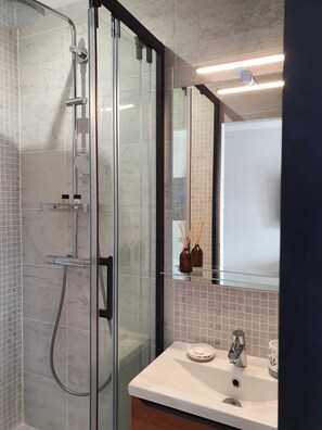 Dusche, Haartrockner, Handtücher, Seife