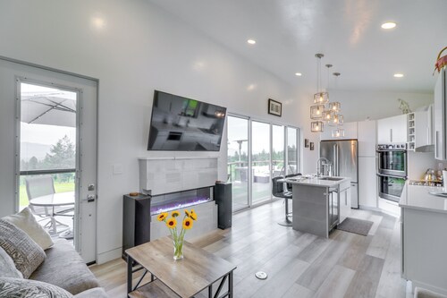 Hot Tub & Views: 'Sunset Valley Retreat' in Eureka