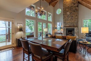 하우스, 침대(여러 개), 온수 욕조, 산 전망 (Longview at Eagles Nest) | 거실 공간 | 벽난로