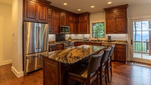 Maison, plusieurs lits, bain à remous, vue montagne (Longview at Eagles Nest) | Cuisine privée