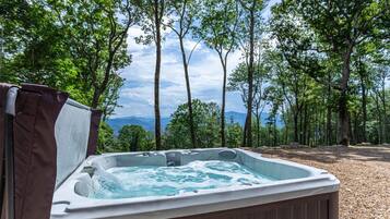 Rumah, Beberapa Tempat Tidur, hot tub, pemandangan gunung (Longview at Eagles Nest) | Bathtub spa outdoor