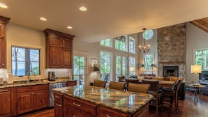Maison, plusieurs lits, bain à remous, vue montagne (Longview at Eagles Nest) | Intérieur