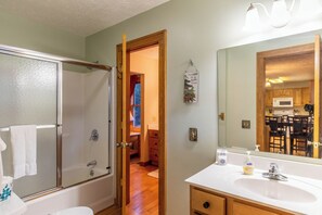 Casa, varias camas, hidromasaje, vista a la montaña (Nuttin' Better) | Baño | Amenidades de baño de diseñador, toallas, papel de baño 