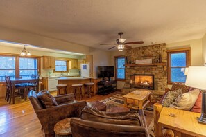 Ferienhaus, Mehrere Betten, Whirlpool, Bergblick (Nuttin' Better) | Wohnbereich | Kamin