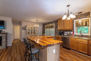 Maison, plusieurs lits, bain à remous, vue montagne (Adventure Awaits) | Cuisine privée