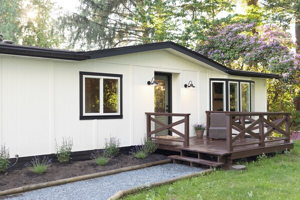 Exterior - Coach house on flower farm. Near to wineries/ VCR Zoo/Ft Langley/ Thunderbird. (Langley Township)