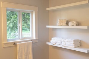 Interior - Coach house on flower farm. Near to wineries/ VCR Zoo/Ft Langley/ Thunderbird. (Langley Township)