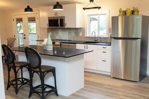 Fridge, microwave, oven, stovetop - Coach house on flower farm. Near to wineries/ VCR Zoo/Ft Langley/ Thunderbird. (Langley Township)