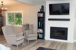 Smart TV, fireplace - Coach house on flower farm. Near to wineries/ VCR Zoo/Ft Langley/ Thunderbird. (Langley Township)