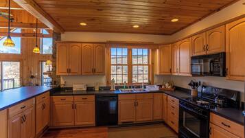 Rumah, Beberapa Tempat Tidur, patio, pemandangan gunung (River House at Meadow Landing) | Dapur pribadi | Mesin pembuat kopi/teh