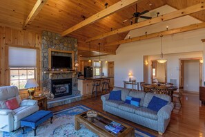 Nhà, nhiều giường, sân hiên, quang cảnh núi (River House at Meadow Landing) | Khu phòng khách | Lò sưởi 