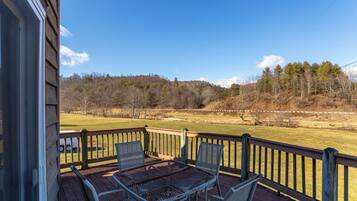 Nhà, nhiều giường, sân hiên, quang cảnh núi (River House at Meadow Landing) | Quang cảnh ban công