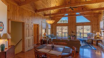 Rumah, Beberapa Tempat Tidur, patio, pemandangan gunung (River House at Meadow Landing) | Makan di kamar