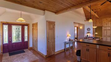 Rumah, Beberapa Tempat Tidur, patio, pemandangan gunung (River House at Meadow Landing) | Dapur pribadi | Mesin pembuat kopi/teh