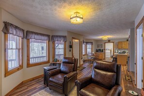 Hus - flera sängar - uteplats - utsikt mot bergen (The Smore the Bearier) | Interiör