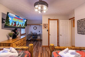 Maison, Plusieurs lits, patio, vue sur la montagne (The Smore the Bearier) | 3 chambres, décor unique, ameublement unique, literie fournie