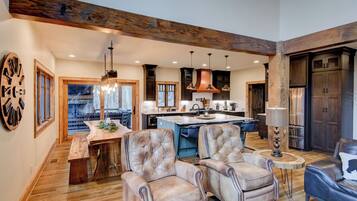 Rumah, Beberapa Tempat Tidur, hot tub, pemandangan gunung (Triple Bear Lodge at Eagles Nest) | Interior