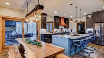 House, Multiple Beds, Hot Tub, Mountain View (Triple Bear Lodge at Eagles Nest) | Dining