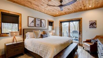 House, Multiple Beds, Hot Tub, Mountain View (Triple Bear Lodge at Eagles Nest) | 4 bedrooms, individually decorated, individually furnished, bed sheets