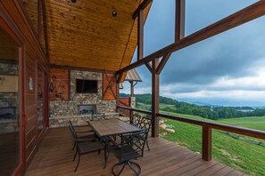 Outdoor dining - Peregrine's Perch at Eagles Nest (Elk Park)