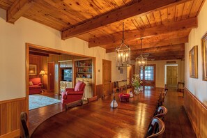 Hus, flere senger, spabadekar, fjellutsikt (Hearthstone) | Innvendig