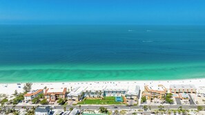 On the beach - New to market and offering STUNNING beach views! Come spend your holidays in paradise! (Bradenton Beach)