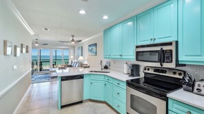 Køleskab, mikrobølgeovn, ovn, kogeplade