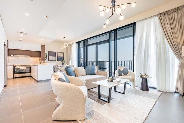 TV - Stunning 3BR with Asst Rm in Creek Edge Tower 1 by Deluxe Holiday Homes (Dubai)