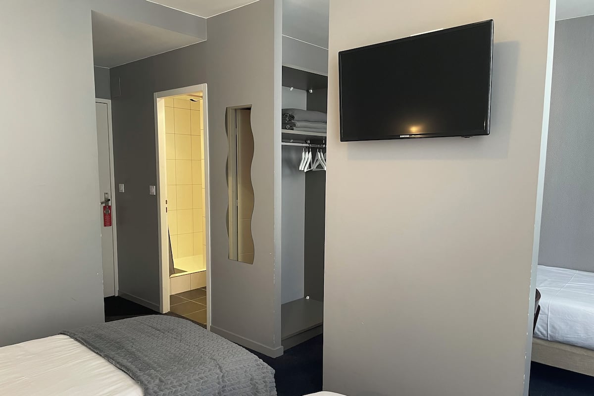 Classic Triple Room, City View