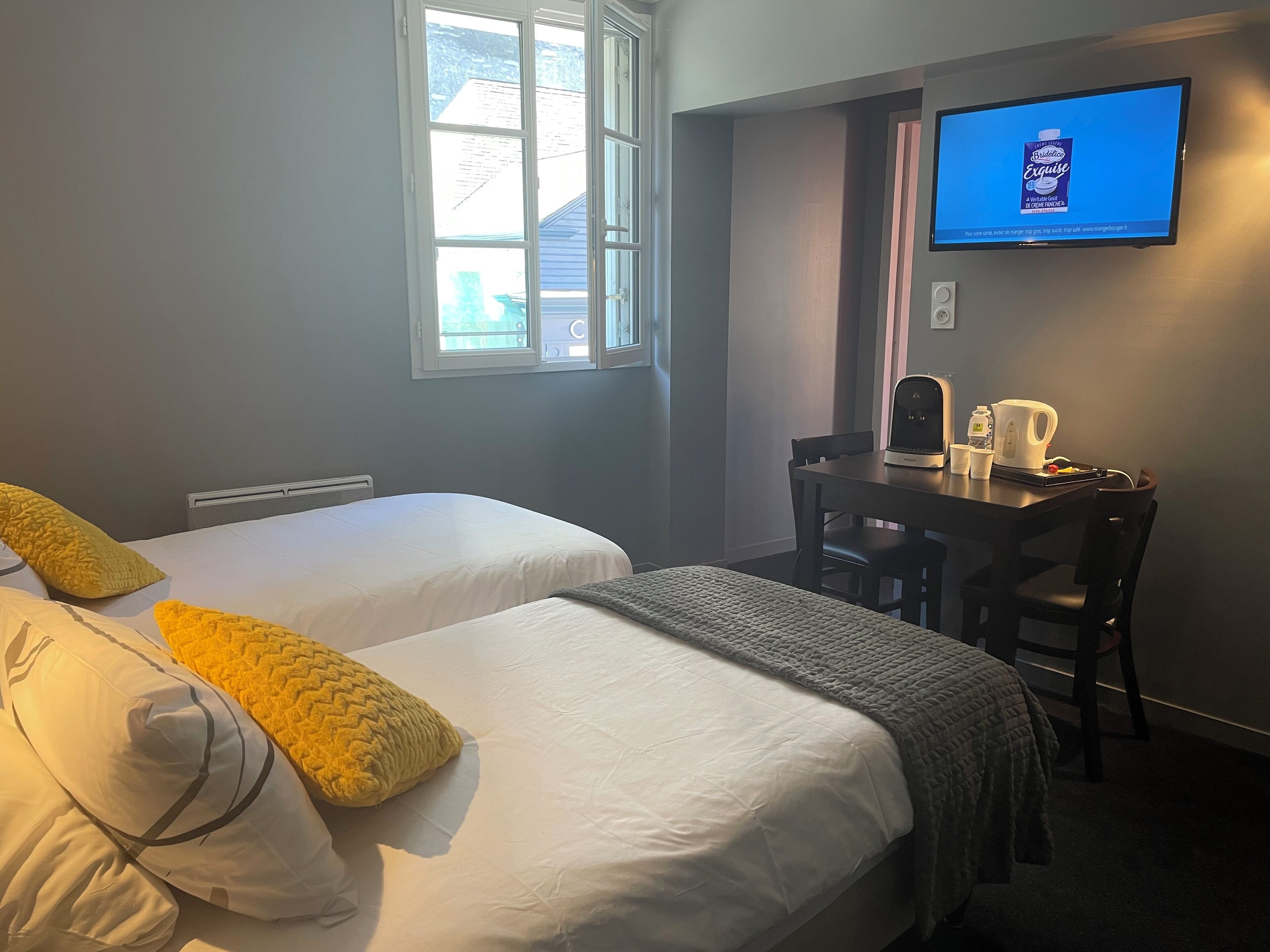 Klassieke Twin kamer, uitzicht op de stad | Een bureau, gratis wifi