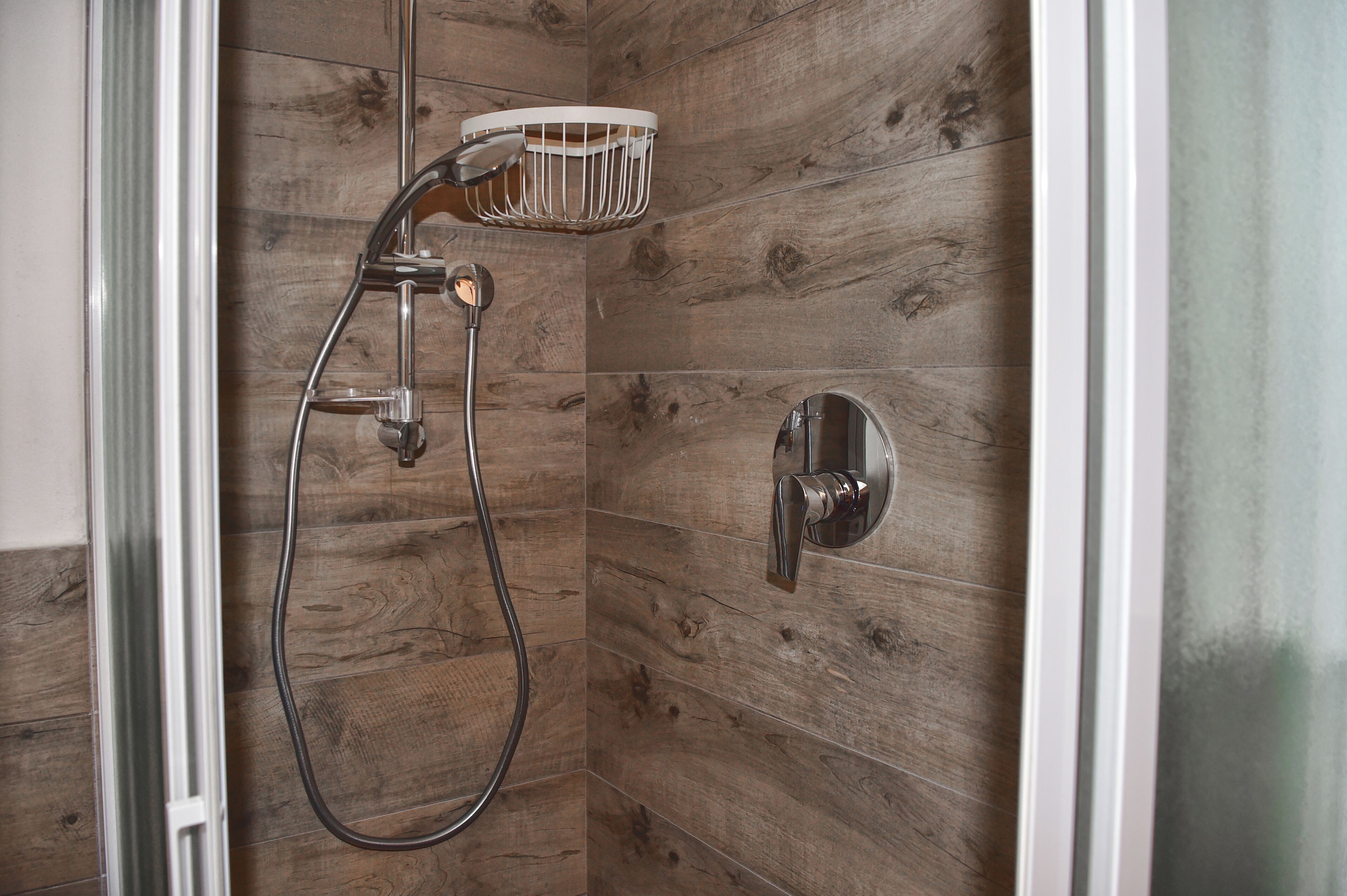 Apartment | Badezimmer | Dusche, kostenlose Toilettenartikel, Haartrockner, Bidet