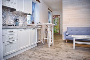 Lejlighed | Privat tekøkken | Køleskab, mikrobølgeovn, kogeplade, kaffe-/temaskine