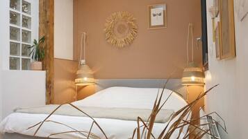 1 bedroom, desk, WiFi, bed sheets