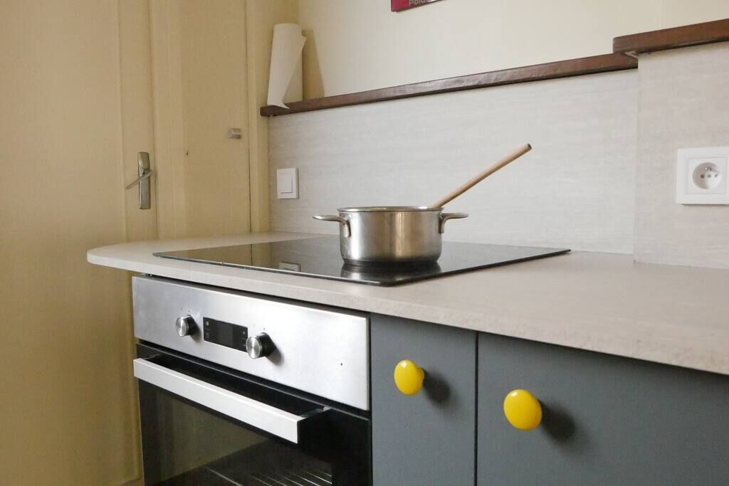Een koelkast, een magnetron, een oven, een kookplaat