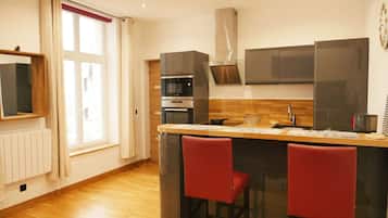 Frigorífico, microondas, horno y placa de cocina
