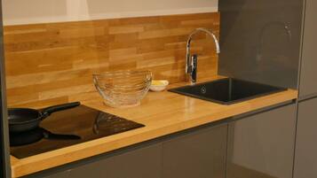 Geladeira, micro-ondas, fogĂŁo, cooktop