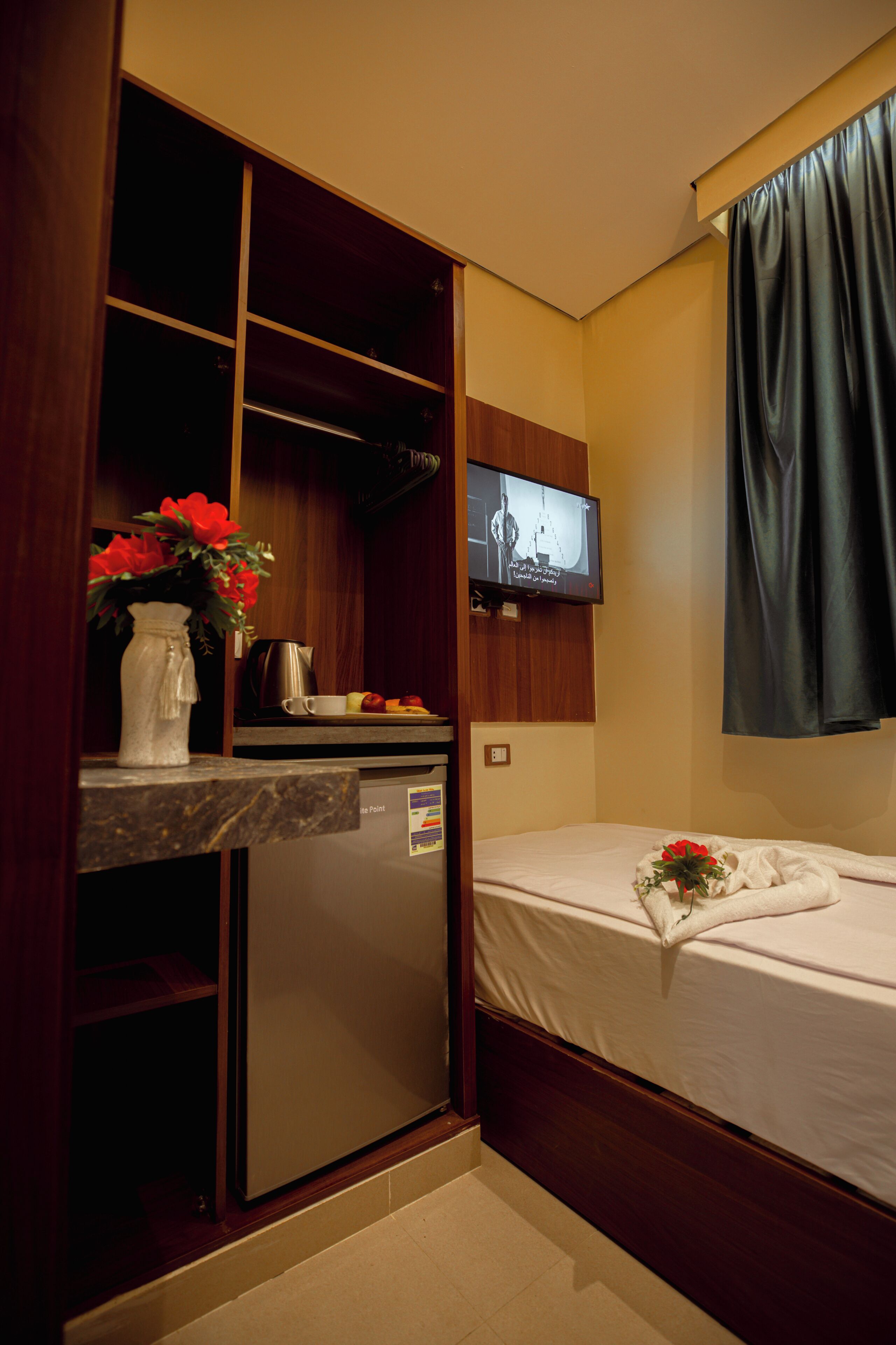 أغطية فراش متميزة وألحفة محشوة بالريش وخزنة داخل الغرفة ومكتب