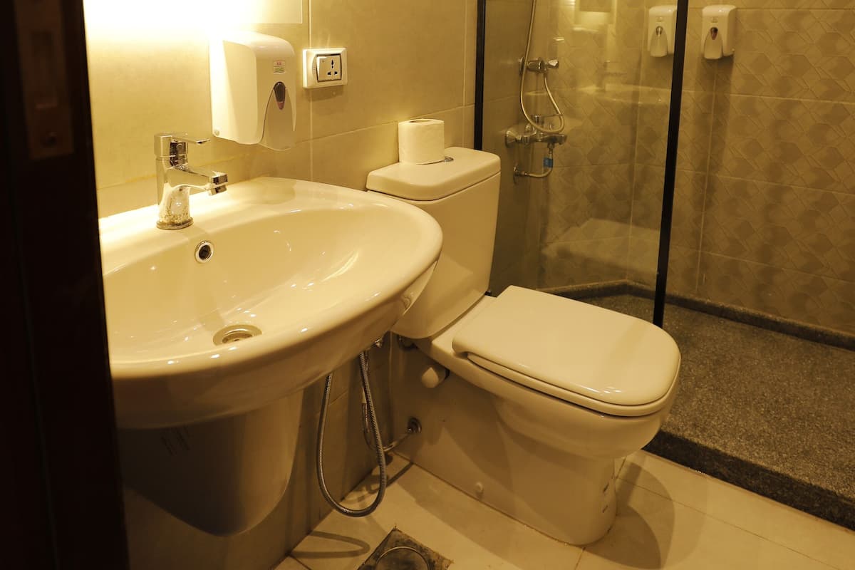 Economy kamer | Badkamer | Een hydromassagedouche, designer toiletartikelen, een haardroger