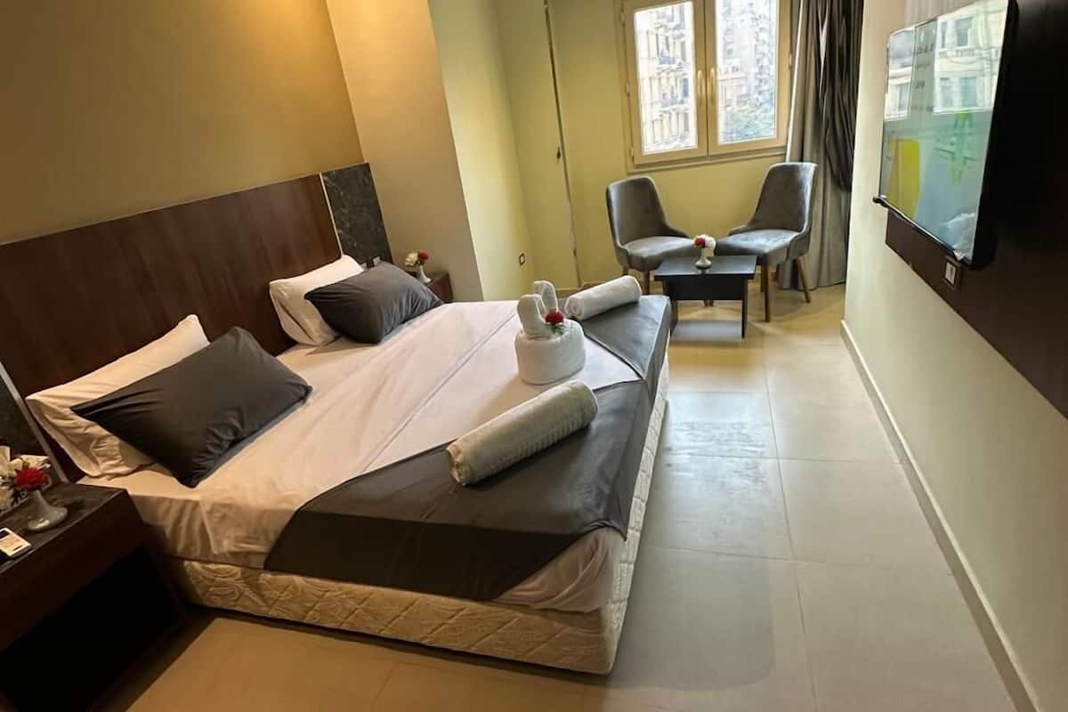 Junior kamer, 1 slaapkamer | Luxe beddengoed, donzen dekbedden, een kluis op de kamer, een bureau