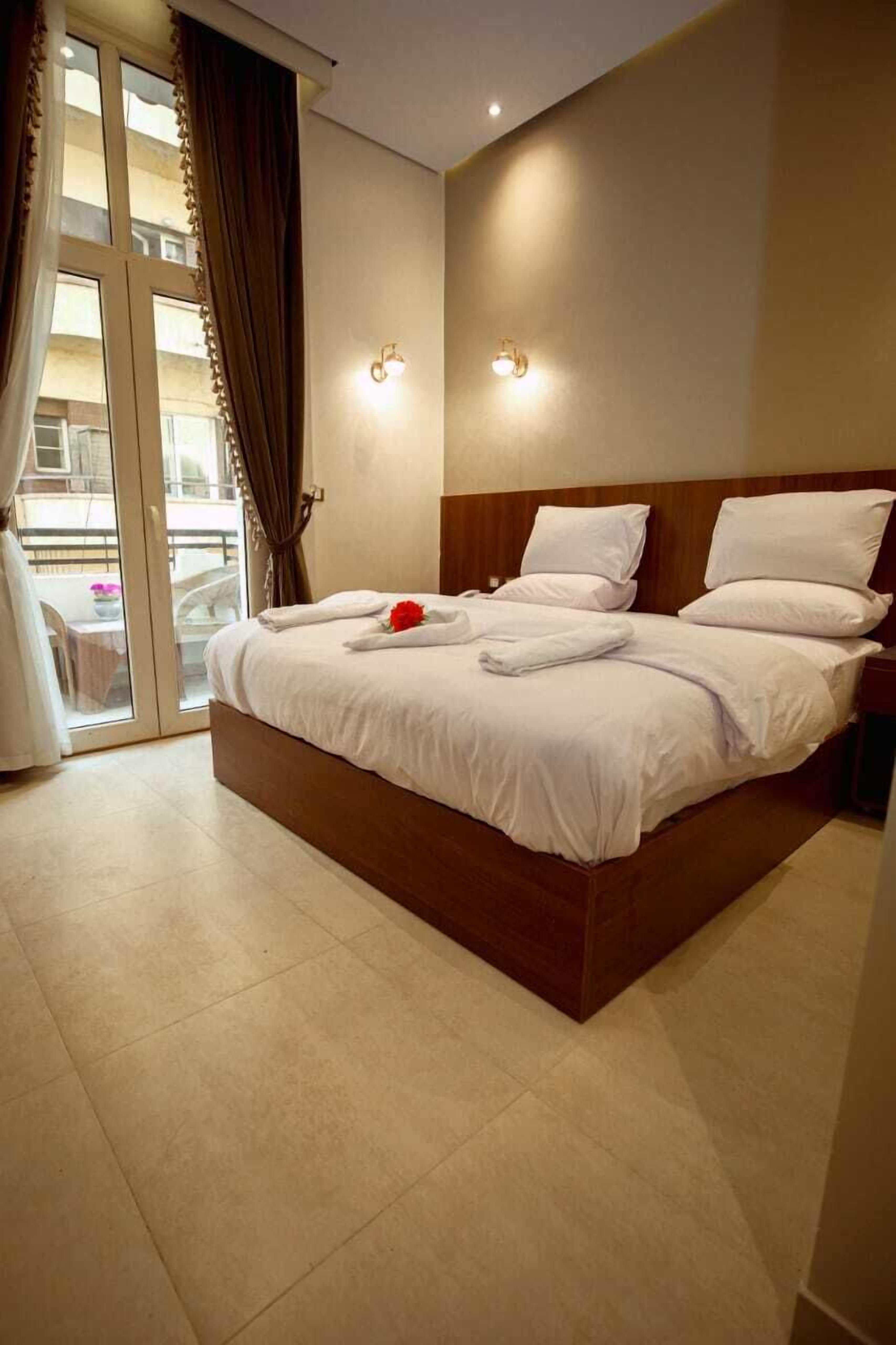 أغطية فراش متميزة وألحفة محشوة بالريش وخزنة داخل الغرفة ومكتب