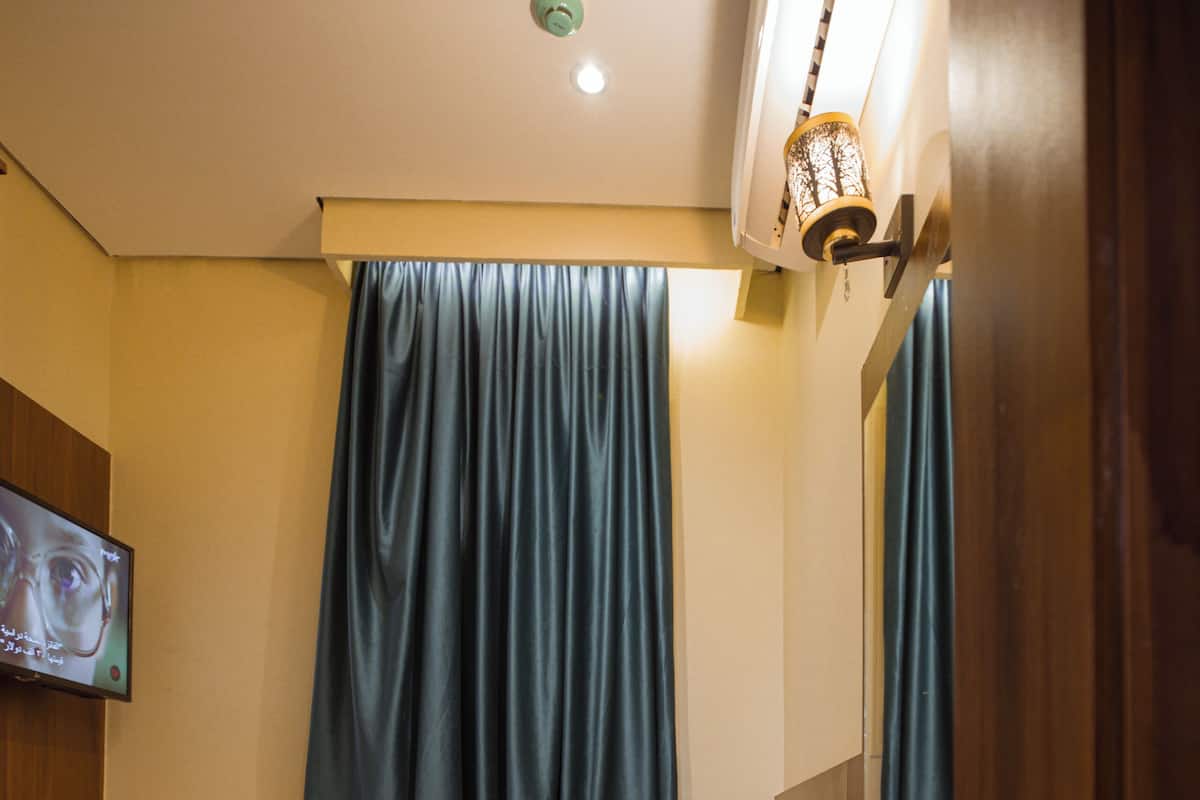 Eenpersoonskamer | Luxe beddengoed, donzen dekbedden, een kluis op de kamer, een bureau