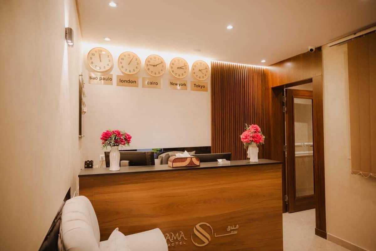أغطية فراش متميزة وألحفة محشوة بالريش وخزنة داخل الغرفة ومكتب